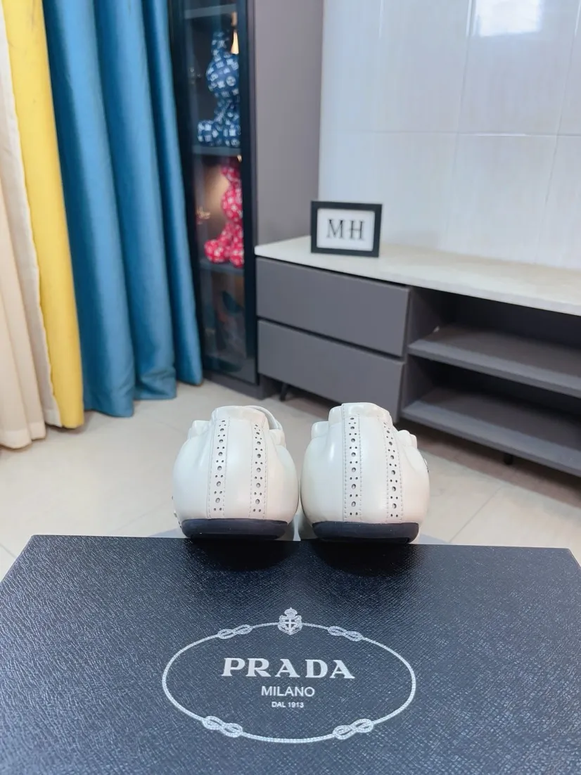Men's shoes 💰560🌸🌸Men's shoes 💰prada/Prada New men's spliced ​​casual sports shoes. These sports shoes use exquisite stitching technology to outline a unique geometric texture, and contemporary lines and details reinterpret the classic sports style. The upper is made of ultra-official material, and the inner foot pad is made of cow leather. It is light and breathable, practical and versatile, and the outsole has a laser logo to create a comfortable wearing experience. Comes with full set of original packaging dust bag! Size: 38-44 (45 customized)
